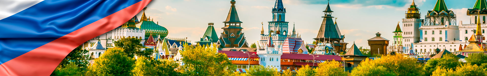Bandera de Rusia, con hermoso paisaje con el Kremlin Izmaylovo detrás del río y exuberante vegetación, Moscú.