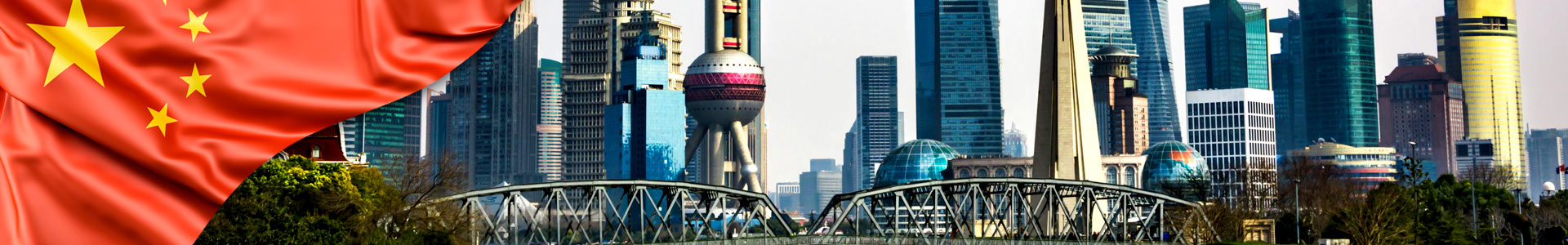 Bandera de China y foto del lorizonte de la ciudad de Shanghai