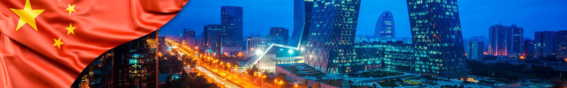Bandera de China con paisaje urbano nocturno con edificio y carretera en la ciudad de Pekín, China