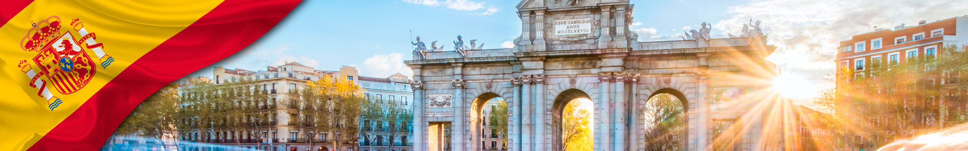 Bandera de España con La Puerta de Alcalá, que es una de las antiguas puertas de la ciudad de Madrid