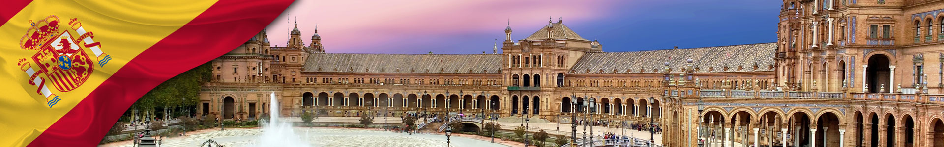 Bandera de España con vista panorámica de la Plaza de España 