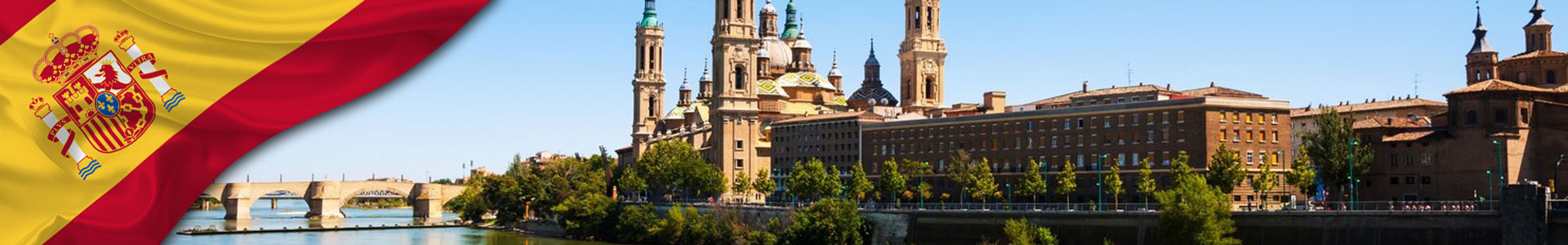 Bandera de España con panoramica de Zaragoza, el rio Ebro y Nubes