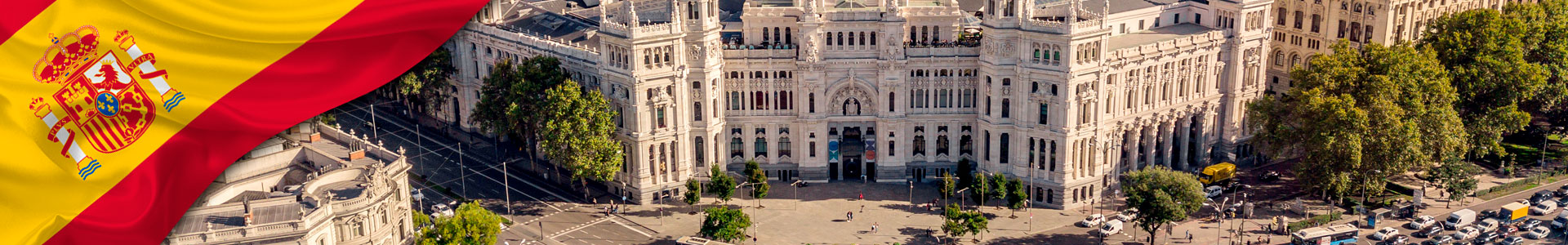 Bandera de España con ayuntamiento de Madrid y Plaza de Cibeles