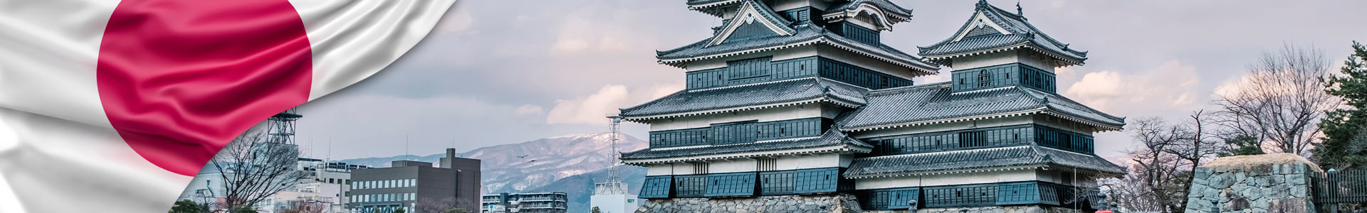 Bandera de Japón con foto de Castillo Matsumoto en Osaka, Japón