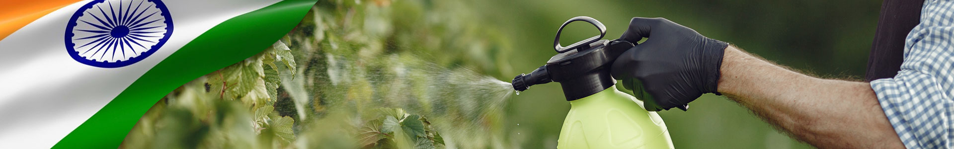 Bandera de India con foto de manos regando ferilizante en spray a unas plantas