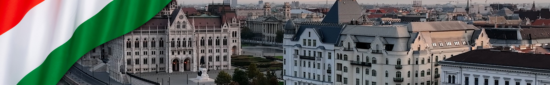 Bandera de Hungría con edificio del Parlamento húngaro con el río Danubio al amanecer