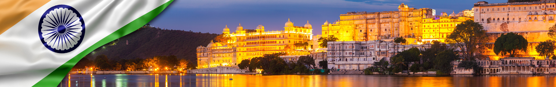 Bandera de India con foto de Palacio de la ciudad de Udaipur por la noche. Rajastán- India