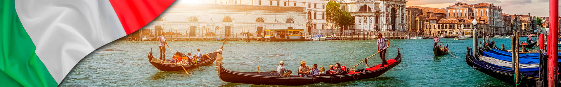 Bandera Italia, Hermosas vistas de las góndolas tradicionales en el famoso Canal Grande con la histórica basílica de Santa Maria della Salute en el fondo de la romántica luz dorada de la noche al atardecer en Venecia, Italia.