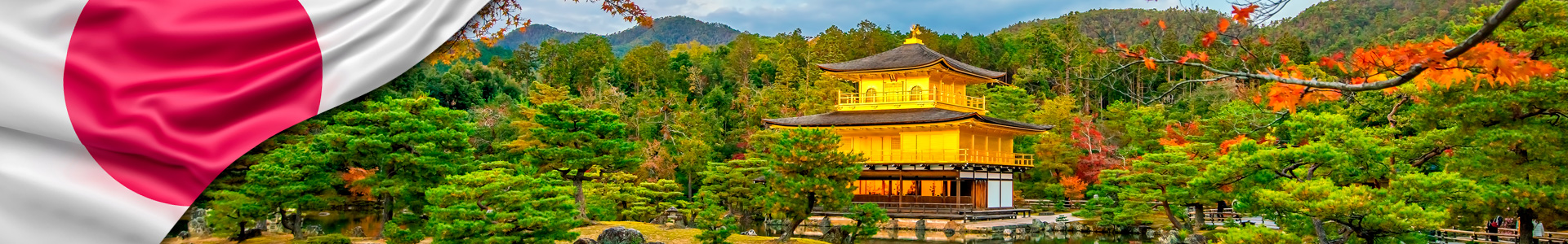 Bandera de Japón con vista otoñal del pabellon Dorado templo Kinkaku-ji en Kioto, Japón