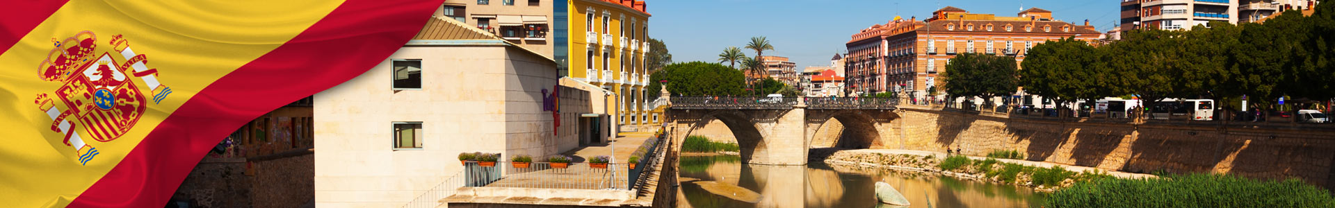 Bandera de España con foto de Río Segura con antiguo puente de piedra en Murcia, España