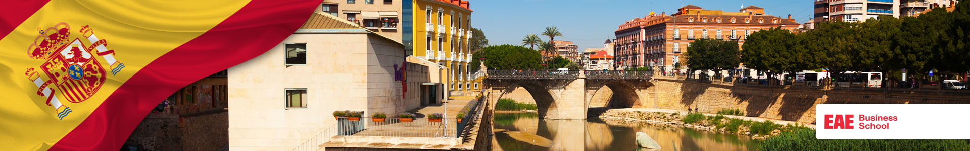 Bandera de España con foto de Río Segura con antiguo puente de piedra en Murcia, España