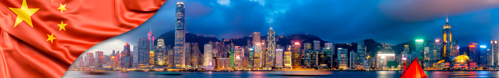 Bandera de China con panorama de la ciudad de Hong Kong con velero turístico por la noche.