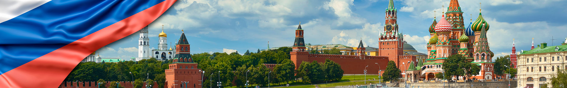 Bandera de Rusia con vista panorámica de la Plaza Roja de Moscú, torres del Kremlin, estrellas y el Reloj Kuranti, iglesia de la Catedral de San Basilio campanario Ivan.