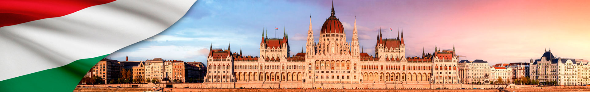 Bandera de Hungría, con panorama del edificio del Parlamento Húngaro al amanecer en Budapest.