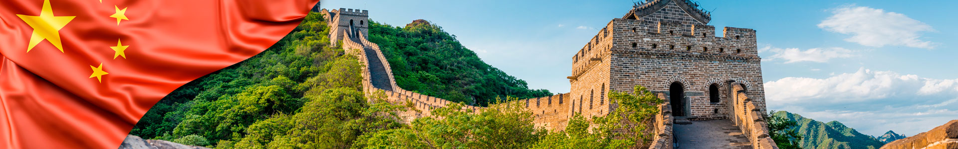 Bandera de China con vista panorámica de la Gran Muralla China