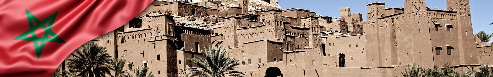 Bandera de Marruecos con foto del pueblo amurallado Aït Benhaddou en Marruecos