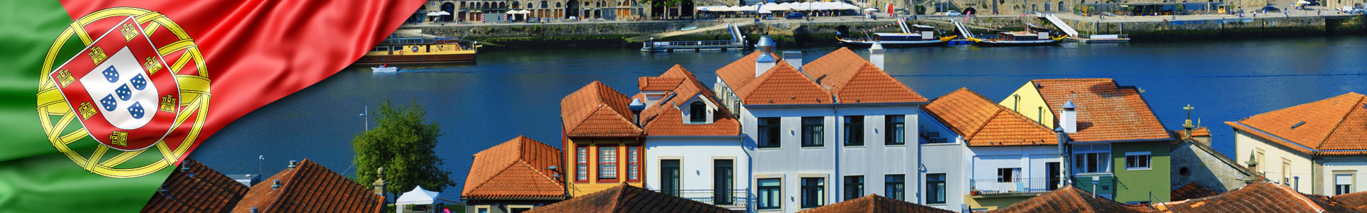 Bandera de Portugal con famosa vista de Oporto y el Río Douro, Portugal