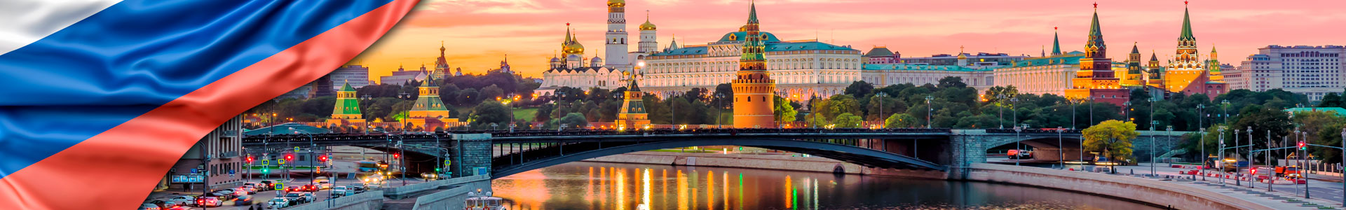 Bandera de Rusia y Moscú Kremlin con río en la mañana, Rusia.