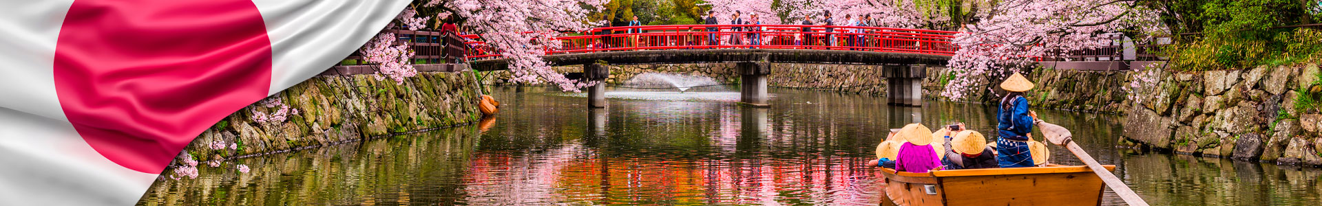 Bandera de Japón con Castillo de Himeji en la temporada de primavera