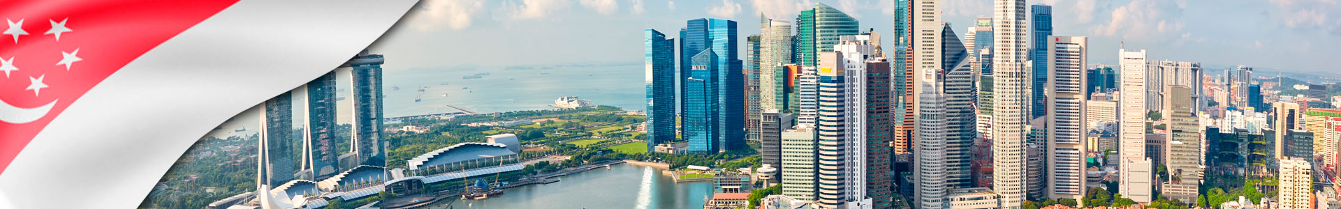 Bandera de Singapur con Panorama del horizonte de la ciudad de Singapur, el distrito financiero y Marina Bay