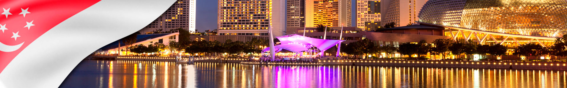 Bandera de Singapur con Panorama del horizonte de Singapur en Marina Bay