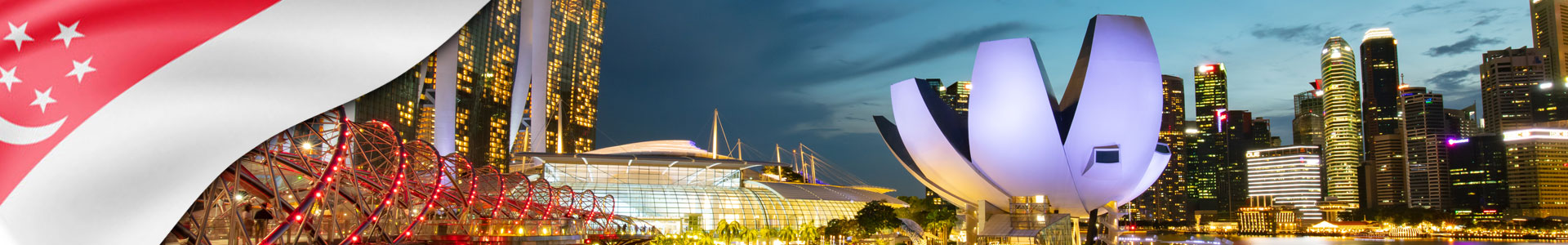 Bandera de Singapur con foto de Área de arena de Marina Bay y Helix Bridge al anochecer 