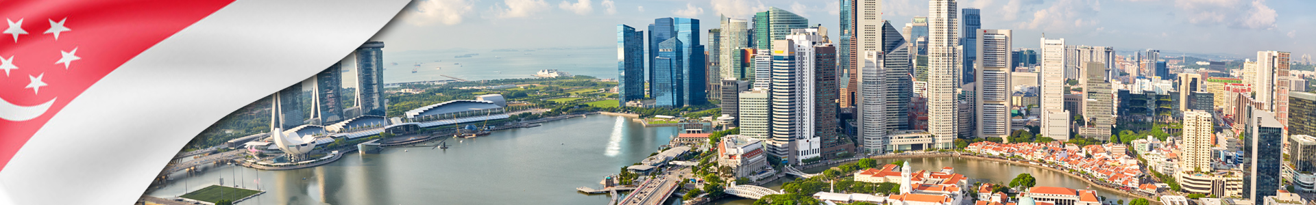 Bandera de Singapur con panorama del horizonte de la ciudad de Singapur, el distrito financiero y Marina Bay