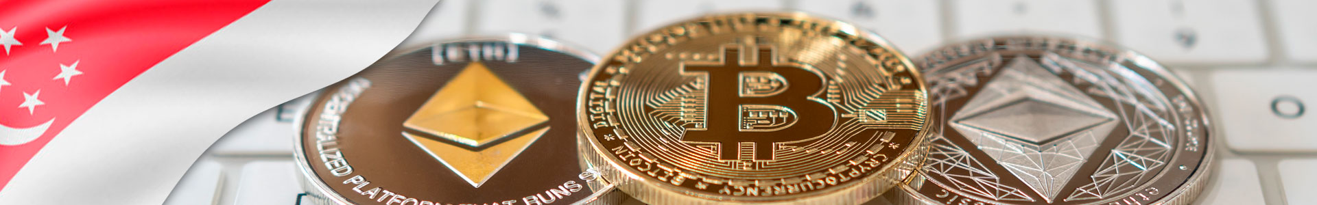 Bandera de Singapur con moneda de criptodivisa, fichas de moneda digital criptográfica para la banca financiera descentralizada