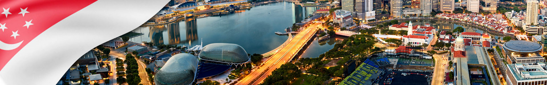 Bandera de Singapur con panorama del horizonte de Singapur al amanecer