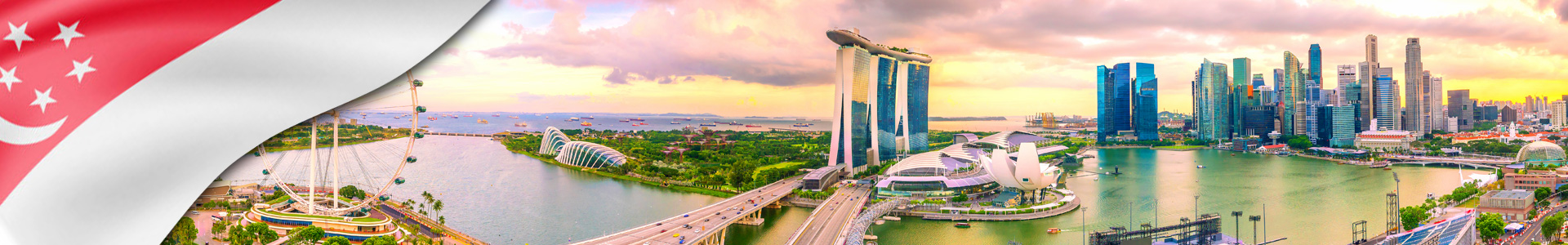 Bandera de Singapur con área de la bahía del horizonte del centro de Singapur en penumbra