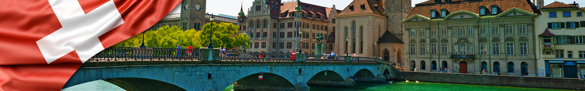 Bandera de Suiza con foto de centro histórico de la ciudad de Zurich con vistas al río y al puente