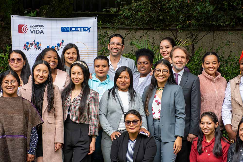 Imagen de los 34 Colombianos que viajarán a España con beca completa a estudiar gracias al ICETEX