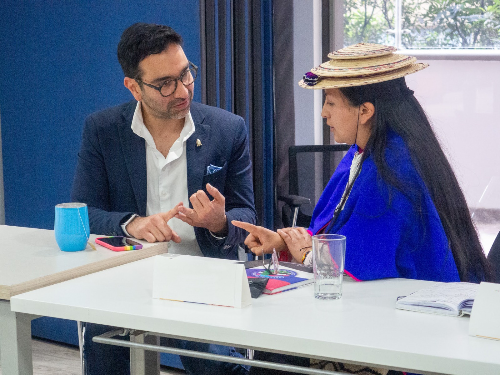 Imagen del presidente del ICETEX Mauricio Toro, con población de Silvia, Cauca