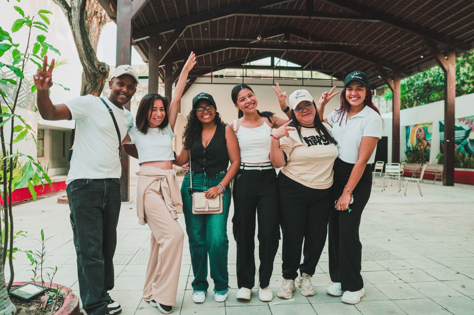 Imagen de evento del ICETEX con un grupo de jóvenes festejando