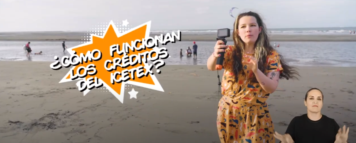 Foto de joven mujer en la playa explicando cómo funcionan los créditos de ICETEX