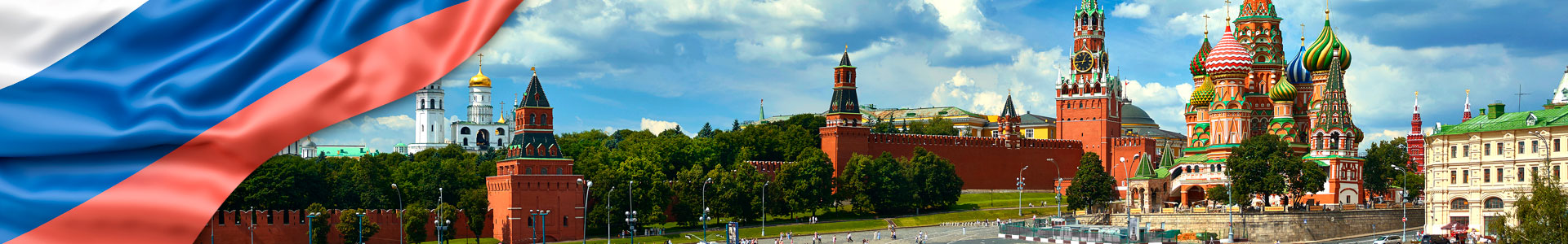 Bandera de Rusia con vista panorámica de la Plaza Roja de Moscú
